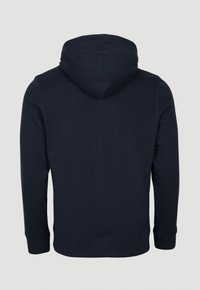Námořnická modrá mikina s kapucí, která se vyznačuje jemnou texturou, dlouhými rukávy a elastickými manžetami. Zadní strana má jednoduchý, nezdobený design.