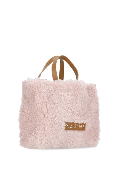 Borsa rosa fluffy realizzata in morbido materiale testurizzato, con due manici in pelle beige e un'etichetta marrone impressa con la dicitura "MARNI."