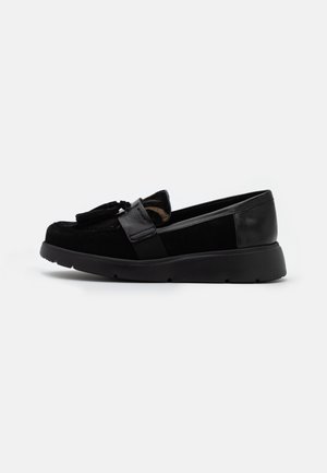 Mocassins noirs avec tige en daim, accents en cuir et pampilles décoratives. Semelle épaisse en caoutchouc pour plus de confort et de stabilité.