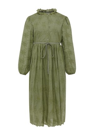 Midi-længde olivengrøn kjole med blomsterbroderi, lange pufærmer, knappet front, flæsekrave og bælte i taljen.