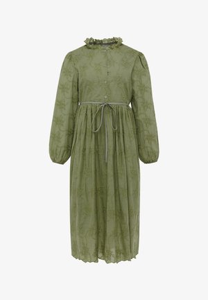 Midi-længde olivengrøn kjole med blomsterbroderi, lange pufærmer, knappet front, flæsekrave og bælte i taljen.