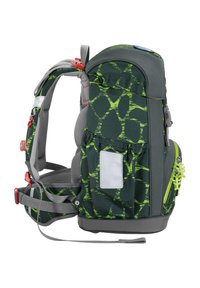 Sac à dos vert et gris avec un motif géométrique, des bretelles ajustables, un panneau en maille, des poches latérales et des accents de fermeture éclair colorés.