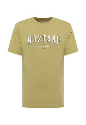 Alyvuogių žalios spalvos trumpomis rankovėmis marškinėliai su apvalia iškirpte ir balta grafika, ant kurios užrašyta „MUSTANG INTERNATIONAL JEANS COMPANY“.