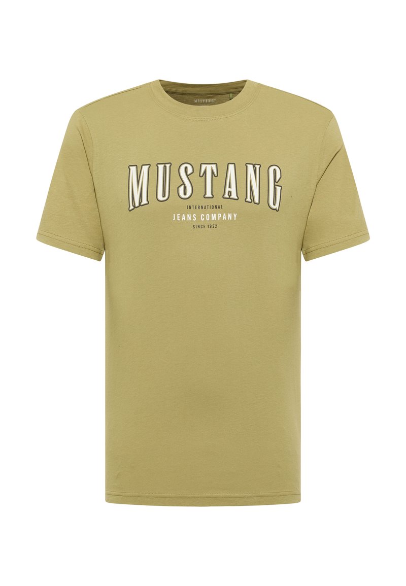 Olīvzaļa īsām piedurknēm t-krekls ar apaļu kakla izgriezumu un baltu grafisku druku ar uzrakstu "MUSTANG INTERNATIONAL JEANS COMPANY."