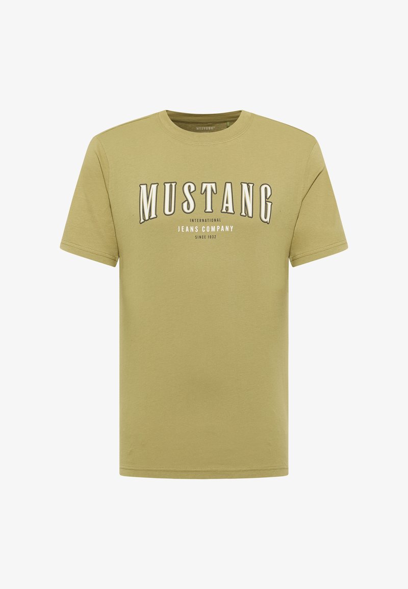 Õlivahelise lühikese varrukaga t-särk, millel on ümmargune kaelus ja valge graafiline trükk, millel on kiri "MUSTANG INTERNATIONAL JEANS COMPANY."