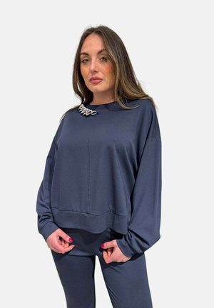 Felpa blu navy con vestibilità comoda, scollatura rotonda e accento decorativo argento al colletto. Tessuto morbido e maniche lunghe.