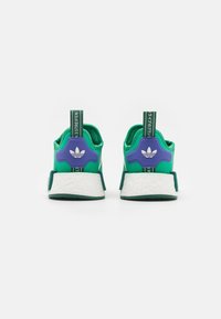 Zapatillas deportivas verdes con acentos azules en el talón, media suela blanca Boost y parte superior texturizada. Presenta tiradores de marca contrastantes en la parte trasera.