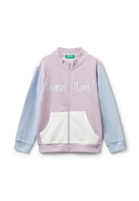 Dzieciowa bluza rozpinana z lawendowym korpusem, jasnoniebieskimi rękawami, białymi kieszeniami i haftem "Benetton!" na przodzie.