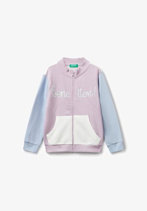 Felpa zip con cappuccio per bambini di colore lavanda con maniche azzurre chiare, tasche bianche e la scritta "Benetton!" ricamata sul davanti.