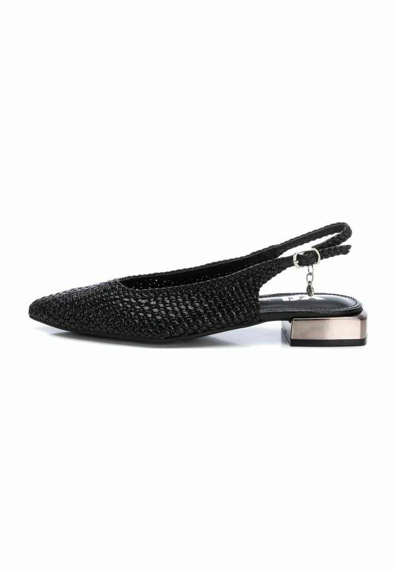 Zapatillas planas de tejido negro con tira trasera, punta afilada, parte superior texturizada y un bajo tacón cuadrado con un acento plateado, que cuentan con una correa con hebilla ajustable.