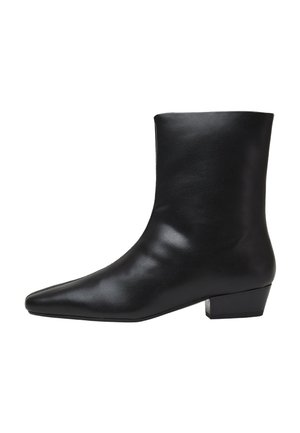 Schwarzer Lederstiefel bis zur Wade mit spitz zulaufender Zehenpartie und niedrigem Blockabsatz, Seitenansicht vor weißem Hintergrund.
