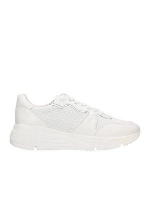 Baskets blanches avec une tige en mesh, des accents en cuir lisse, un embout arrondi, une semelle à motifs et un système de laçage. Caractéristiques d'une semelle épaisse et texturée.