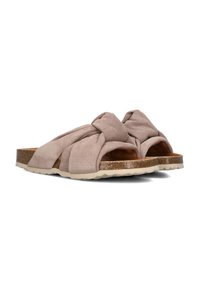 Bruine suede slide sandalen met een geknoopte bovenkant, open teen en een textuur van kurken voetbed. Witte rubberen buitenzool voor grip.