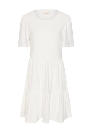 Witte korte jurk met korte mouwen, ronde hals, geplooide taille, gelaagde rok en een subtiel opengewerkt patroon in de stof.