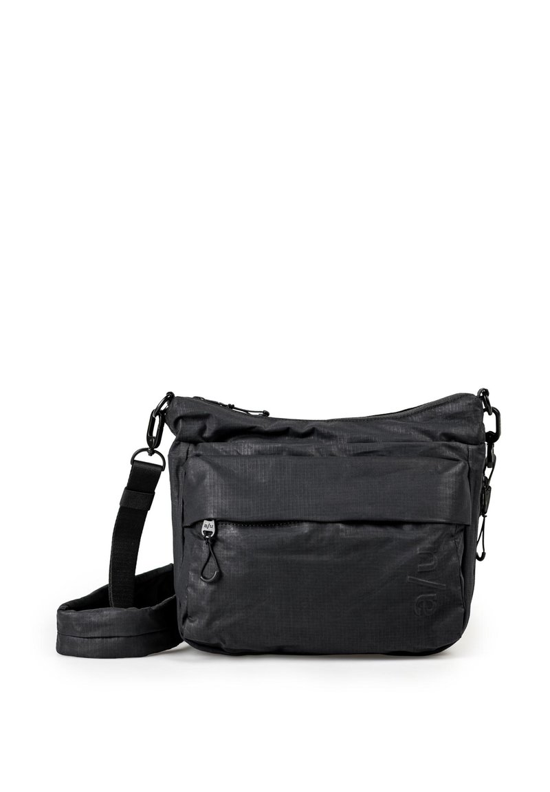Borsa a tracolla nera con cinturino imbottito regolabile, tasca frontale con zip e logo goffrato discreto su tessuto leggero e testurizzato.