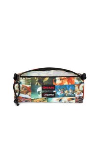 Trousse rectangulaire avec fermeture éclair, ornée de scènes colorées du film Gremlins et des logos Eastpak et Gremlins sur le devant.