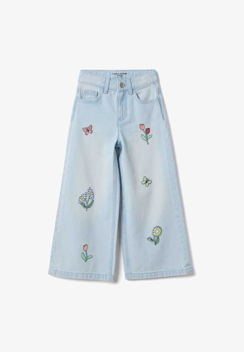 Jeans a gamba larga azzurri chiaro con ricami floreali e di farfalle, con tasche e orlo leggermente sfrangiato.