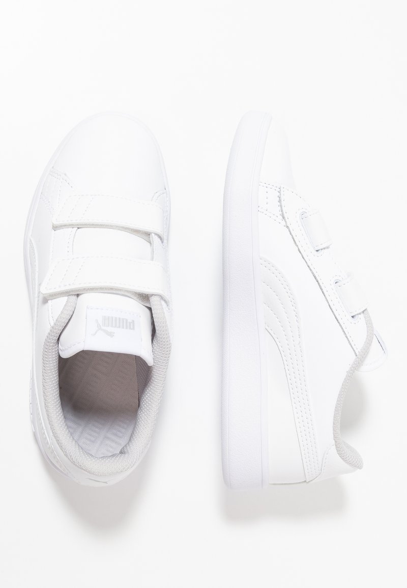 Sneaker bianche con parte superiore in sintetico liscio, cinturini in Velcro, accenti grigi, collare imbottito e soletta testurizzata. Design classico.
