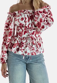 Off-shoulder blouse van witte stof met rood bloemenpatroon, geplooide halslijn en een getailleerde taille met veterdetail; lange mouwen, uitlopende zoom.