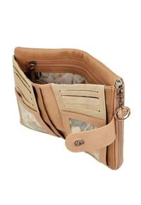 Portafoglio marrone con un esterno in pelle texture, multiple fessure per carte, una tasca con zip e una chiusura a scatto con un charm decorativo.