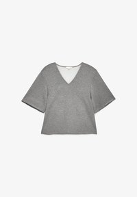 Top gris de manga corta con escote en V. Hecho de una tela suave, presenta un diseño amplio y un sutil ribete en contraste a lo largo del escote.