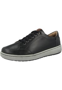 Sneaker in pelle nera con una finitura liscia, punta rotonda e suola in gomma grigia a contrasto. Presenta lacci neri e un accento marrone sul tallone.