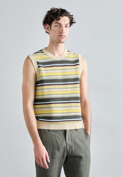 Haut sans manches en tricot avec des rayures horizontales jaunes, bleues, marron et vertes. Fini avec un col et un ourlet en beige côtelé.