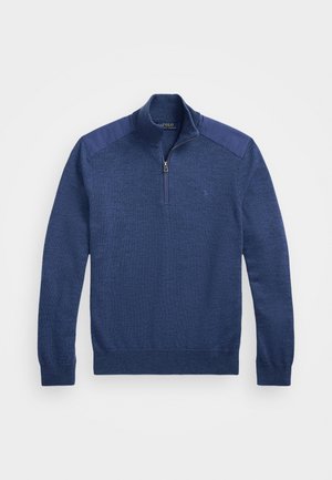 Pull pour hommes bleu à manches longues avec fermeture éclair au quart, poignets côtelés et patches aux épaules, posé à plat sur un fond blanc.