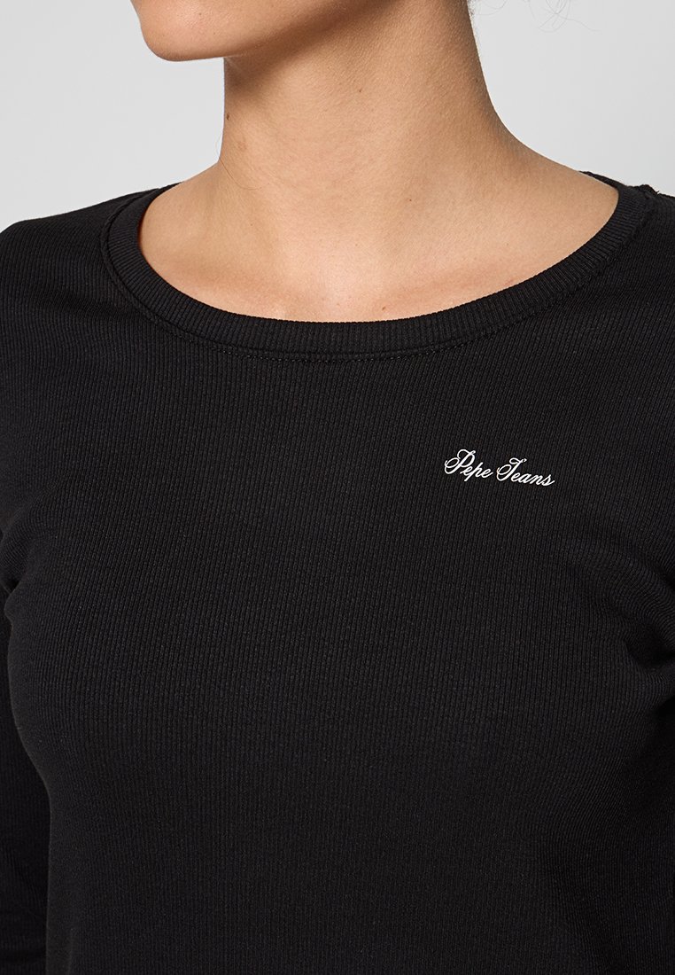 Top de manga larga negro con un amplio escote; presenta un pequeño logo blanco de "Pepe Jeans" en el pecho. Textura de tela suave.