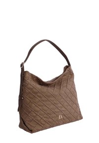 Bolso marrón acolchado con una correa de cuero lisa. Presenta un patrón de diamantes, una textura suave y un pequeño detalle de logo en la parte frontal.