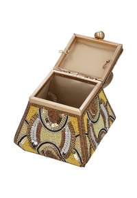 Clutch a scatola con perline in tonalità oro, giallo e marrone; presenta motivi intricati e una struttura metallica con chiusura. Interno foderato.