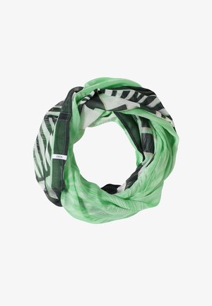 Lysegrøn og sort mønstret infinity tørklæde med hvide og mørkegrønne geometriske striber, foldet i en cirkulær form.