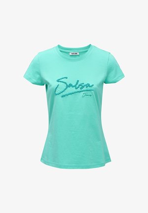 T-shirt vert menthe en coton, avec un logo "Salsa Jeans" texturé en bleu et en cursive sur le devant. Manches courtes, coupe standard.