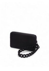 Portafoglio nero testurizzato con chiusura a zip e tracolla intrecciata. Presenta un logo ovale stampato sulla parte anteriore. Forma compatta e rettangolare.