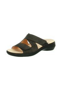 Schwarze Wildleder-Sandalen mit zwei breiten, überkreuzten Riemen, offener Zehenpartie und einer niedrigeren, leicht gebogenen schwarzen Sohle für Komfort und Stabilität.