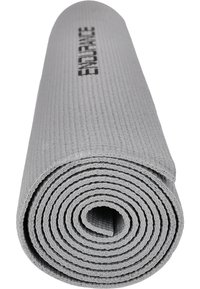 Grå yoga måtte, rullet op. Har en tekstureret overflade og glatte kanter. Inkluderer branding trykt i sort langs længden.