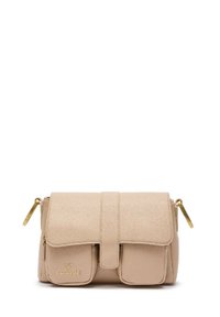 Borsa a mano in pelle beige con finitura testurizzata, dotata di pattina frontale, due tasche e dettagli in metallo dorato.