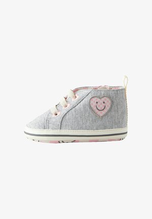 Adidași înalți din țesătură gri, cu accente roz, patch cu inimă zâmbitoare, șireturi simple și talpă cu model. Talpă din cauciuc pentru aderență.