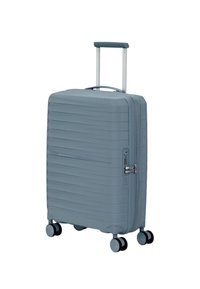 Valigia rigida di colore blu chiaro, caratterizzata da una texture a righe, manico telescopico e quattro ruote girevoli per una facile manovrabilità.