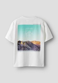 T-shirt en coton blanc avec un graphique de montagnes et de ciel, aux teintes bleu et violet, et du texte sur l'Arizona. Manches courtes, coupe classique.