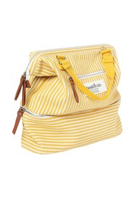 Bolso de tela a rayas amarillas y blancas con acentos de cuero, dos compartimentos con cremallera y asas cortas para llevar.