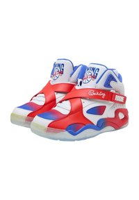 Sneaker da basket alte in rosso, bianco e blu. Presentano una tomaia in pelle, un design con fasce incrociate, un collare imbottito e una suola traslucida.