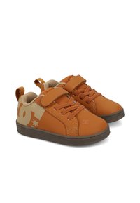 Hnedé kožené tenisky s béžovými akcentmi a suchým zipsom. Majú hnedú gumovú podrážku a grafické logo na boku.