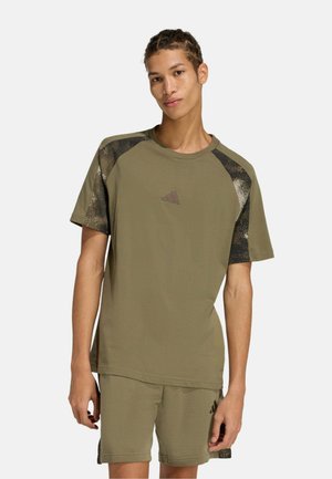 adidas Performance, CAMISETA DE MANGA CORTA CAMO - Camiseta estampada - olive strata   multicolor
