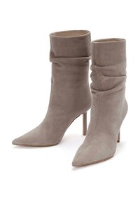 Botas de tobillo de ante gris con parte superior arrugada, punta afilada y tacón de aguja de 7,5 cm. Textura suave y diseño minimalista.