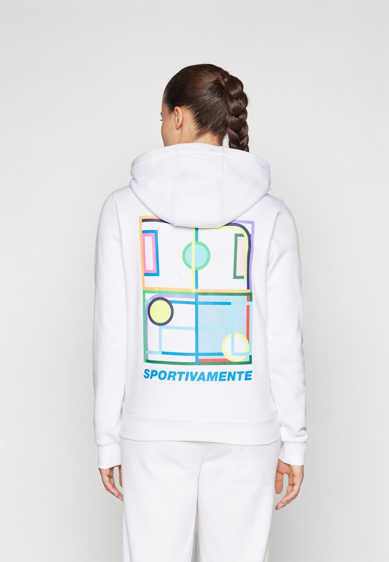 Weißer Hoodie mit Kapuze, der auf dem Rücken einen bunten geometrischen Druck zeigt, mit dem Text "SPORTIVAMENTE" in Blau und einer weichen, textilen Oberfläche.