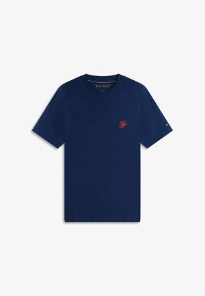 Marineblaues T-Shirt mit kurzem Ärmel und Rundhalsausschnitt, mit kleinen roten, gestickten Initialen auf der linken Brust und einem kleinen Flaggenlogo am linken Ärmel.