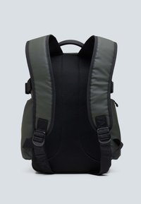 Plecak z wyściełanym, czarnym siatkowym tyłem i oliwkowymi bocznymi panelami. Posiada regulowane paski i trwałe akcenty z metalu.