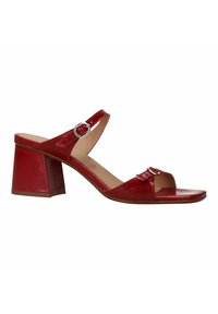Rode leren hoge hakken sandalen met een gesloten achterkant, open teen en een gespaccent op de band, met een stevige vierkante hak.