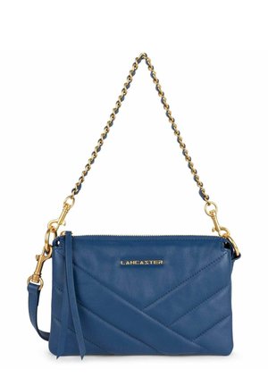 Blå læder clutch fra Lancaster med diagonal syning, gyldent kædehåndtag, lynlåslukning og guldlogo foran.